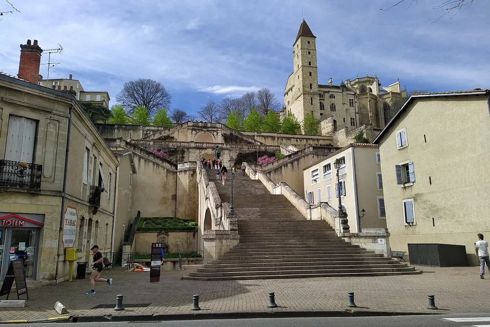L’escalier monumental d’Auch montant vers la tour d’Armagnac, vu depuis le bas de la ville